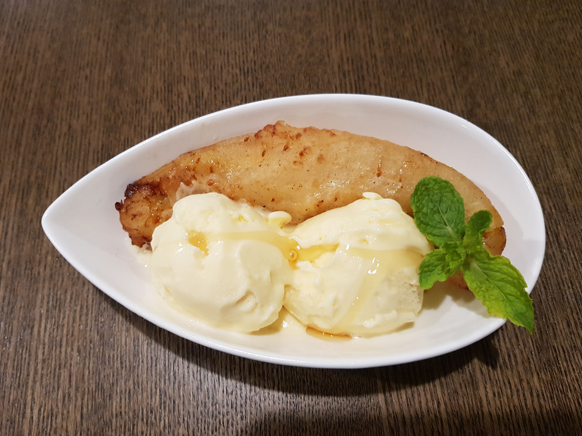 Fried banana with ice cream