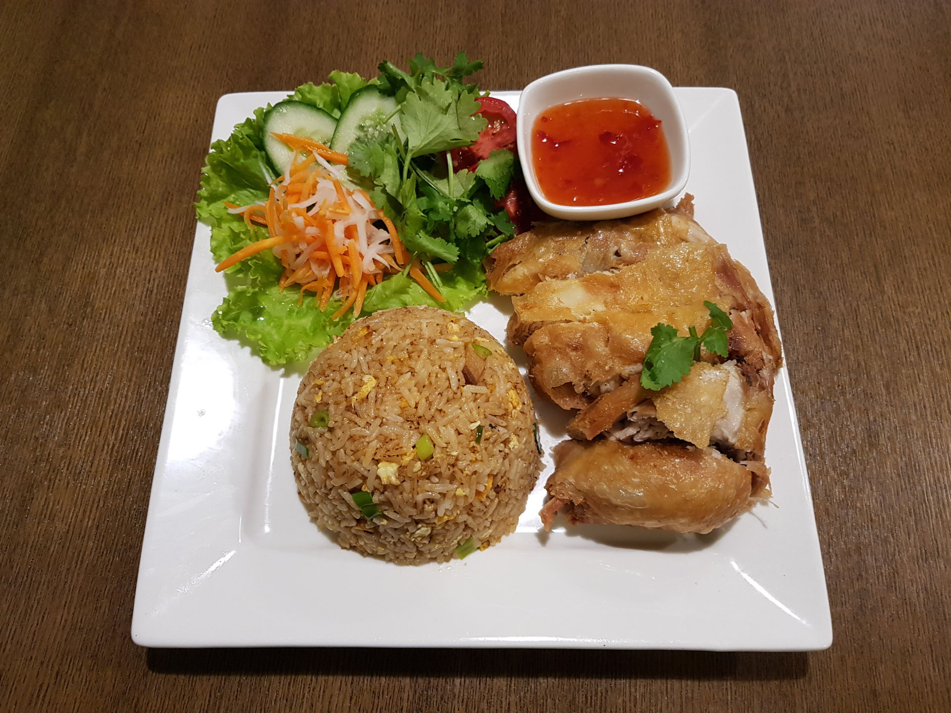 Crispy chicken with red rice