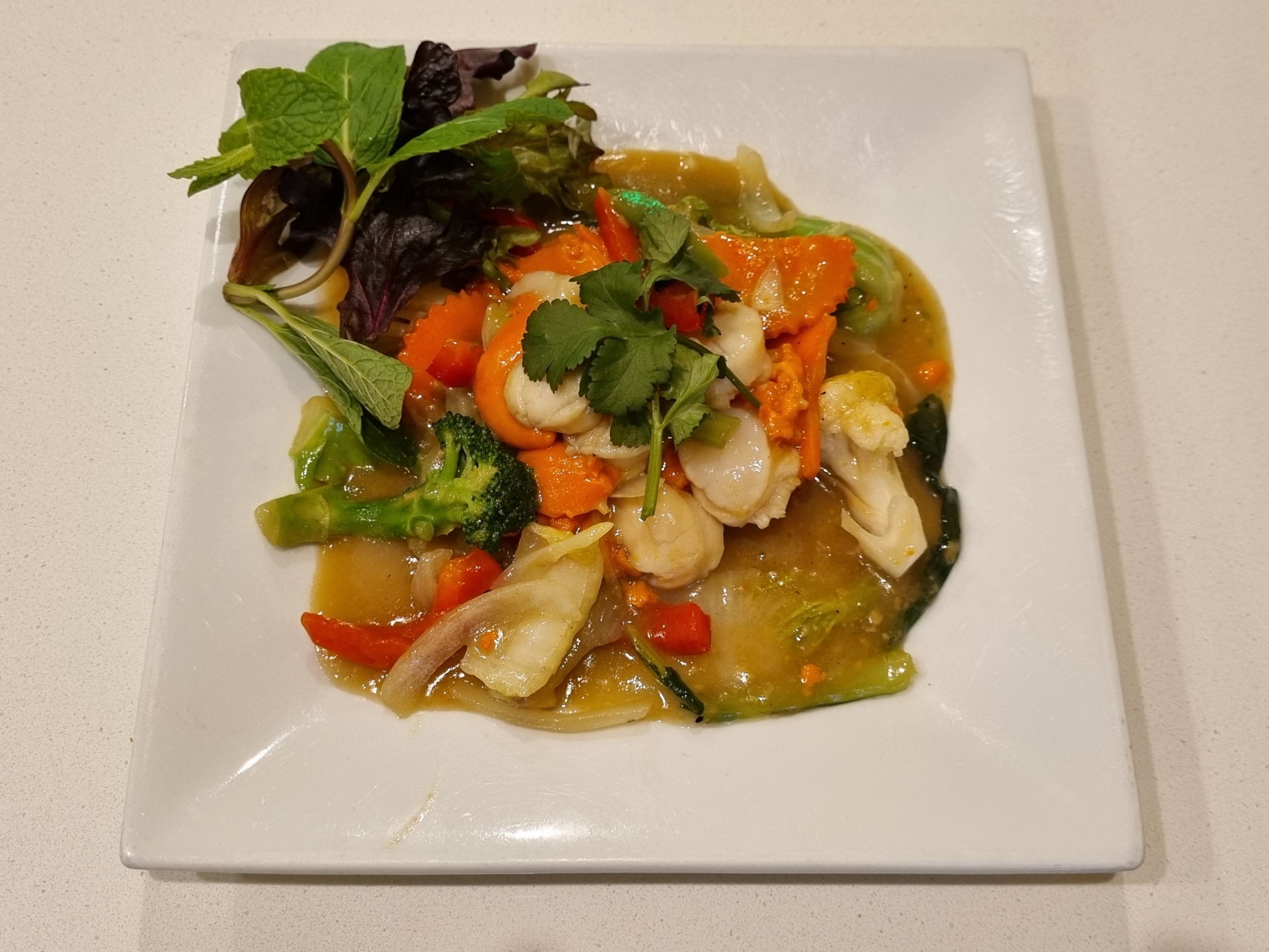Scallops and Vegetables in Garlic Sauce